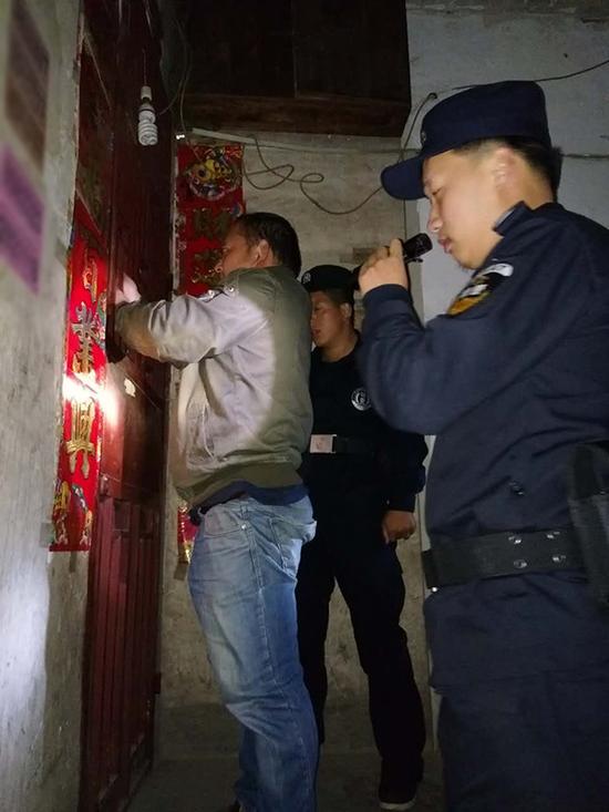 纳雍县粗心妈妈误将幼女锁家中 